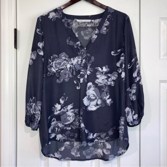 ✨ Violet & Claire Gray White Floral Rose Semi Sheer Blouse Top Small vneck - Picture 1 of 1